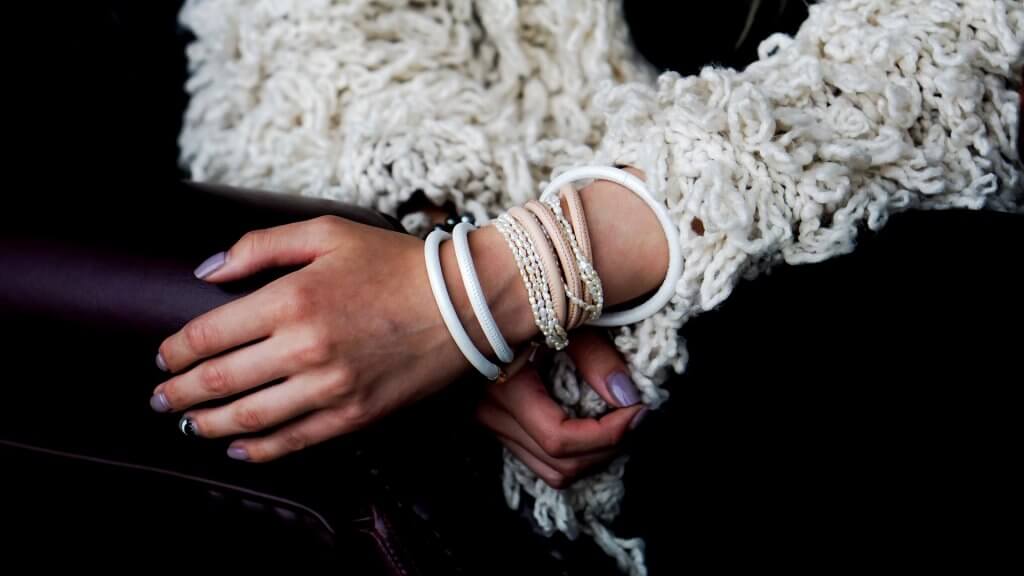 Chica con pulseras