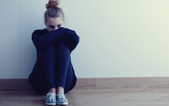 chica sentada en el suelo pensando en crear un diario emocional