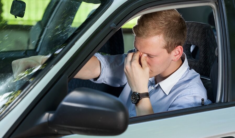 Hombre en el coche que sufre narcolepsia