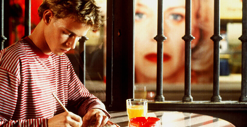 Chico escribiendo una carta