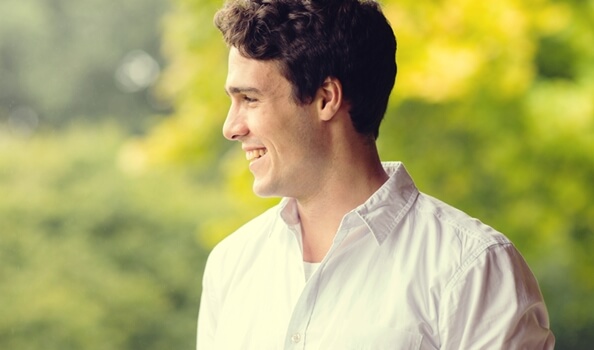 chico joven sonriendo representando la autoestima y ego