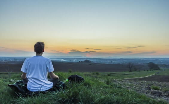 Chico practicando meditación demostrando que los adultos también tienen "rabietas" y pueden resolverlas