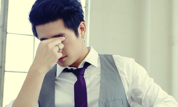 Chico oriental trabajando bajo presión