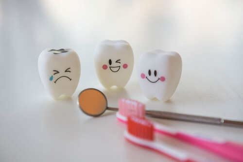 Dientes riéndose de otros
