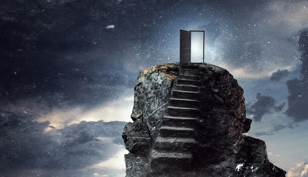 Trap die naar een deur leidt waar we kunnen proberen het licht in ons te laten ontwaken