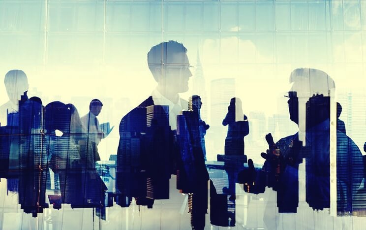 personas tras cristales representando los test de personalidad