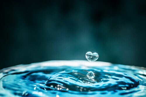 Gota de agua con forma de corazón representando el arte de no ocultar tus emociones