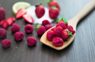 frambuesas y fresas sobre la cocina