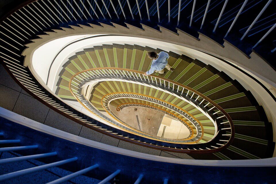 Hombre bajando escaleras