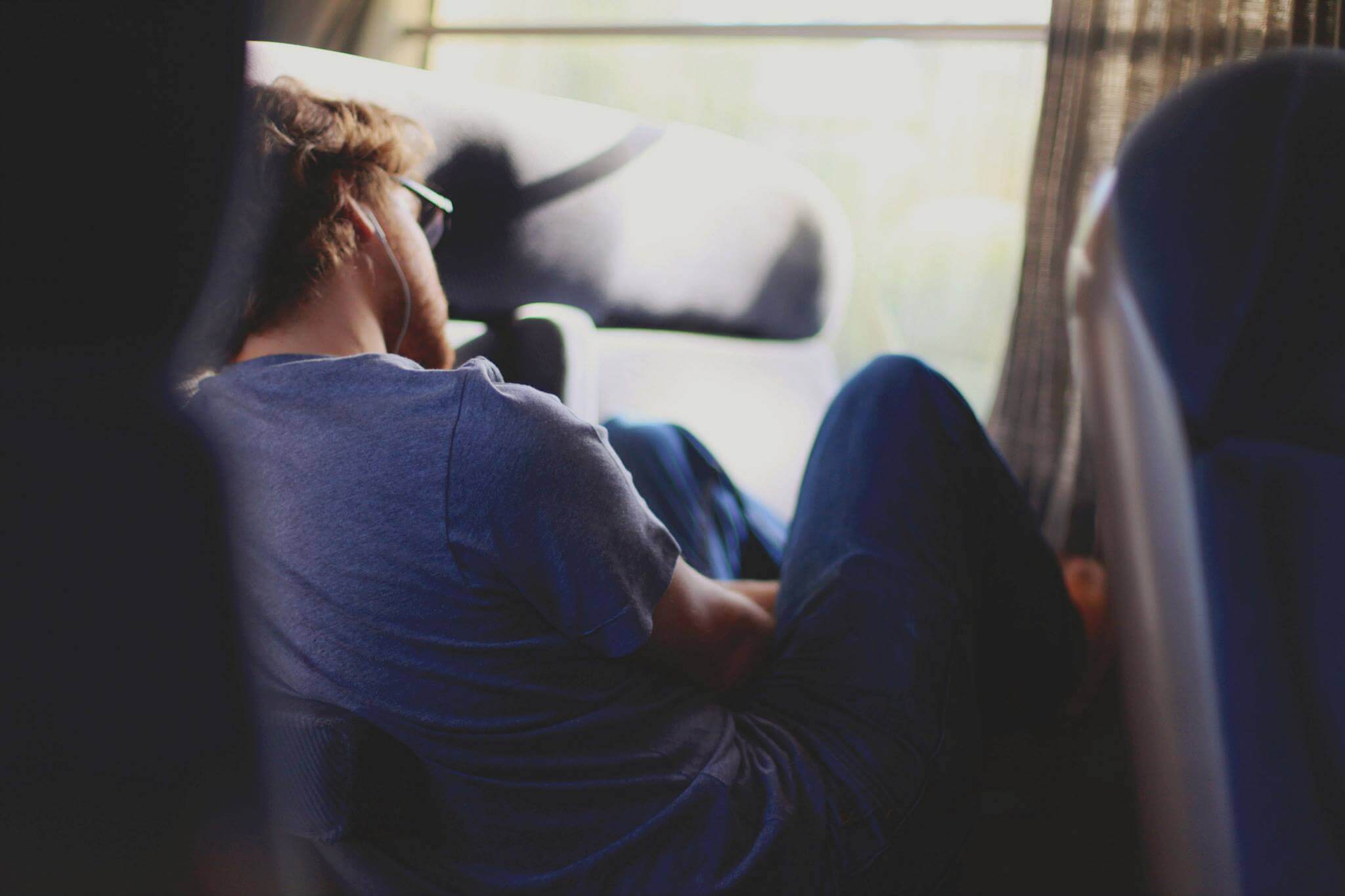 Hombre dormido en una silla por hipersomnia