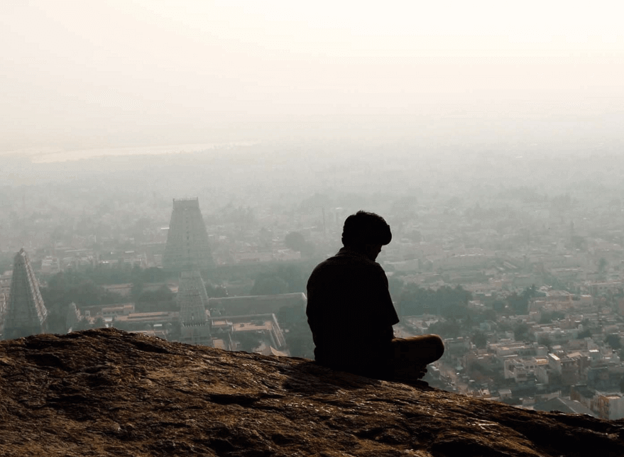 Hombre mirando la ciudad