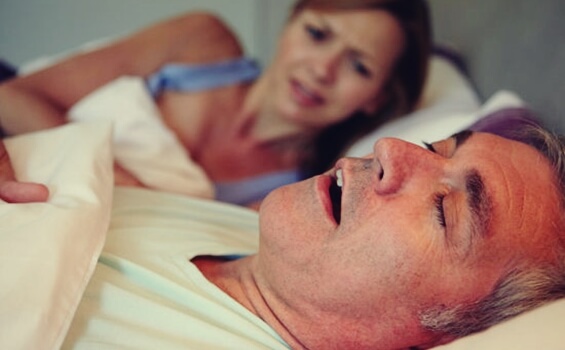 hombre roncando debido a la apnea del sueño