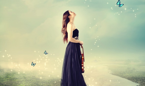 chica con violín pensando que todo es muy difícil