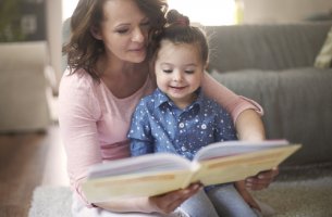 Madre leyendo un cuento a su hija
