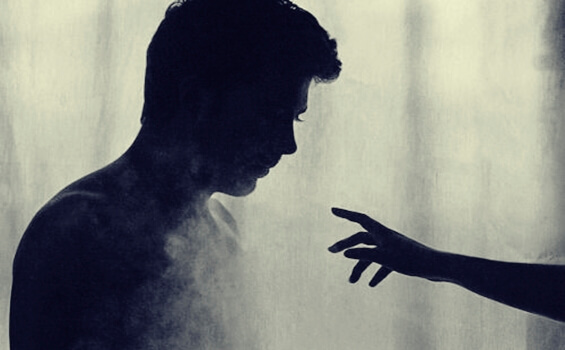 mano acercándose a un chico representando las frases de La insoportable levedad del ser