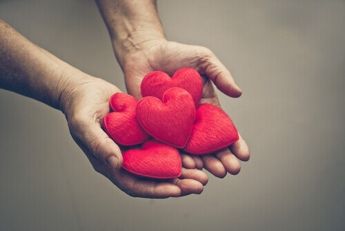 Mano con corazones