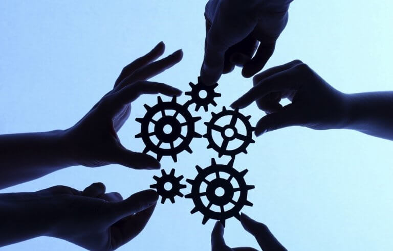 Manos con engranajes