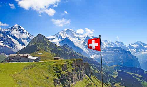 Montaña con una bandera de suiza
