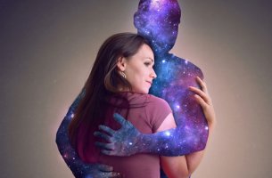 mujer con personalidad camaléonica abrazando a figura luminosa