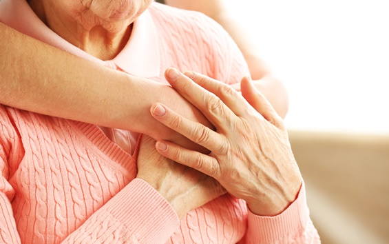 mujer abrazando a una anciana representando cómo ayudar a una persona mayor