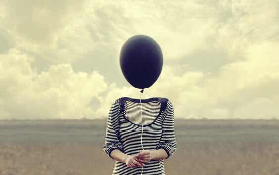 mujer con globo en la cabeza pensando en ser y no hacer