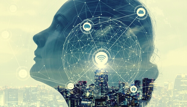 Mujer con cerebro conectado y con inteligencia