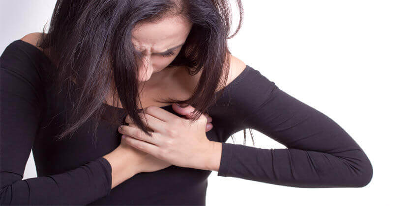 Mujer con dolor en el corazón