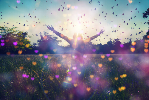 Mujer con los brazos hacia arriba