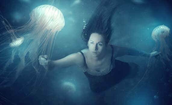 mujer con personalidad camaleónica rodeada de medusas