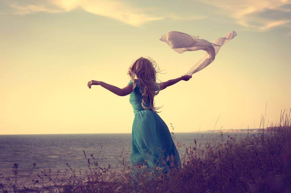 Mujer con un pañuelo en la mano