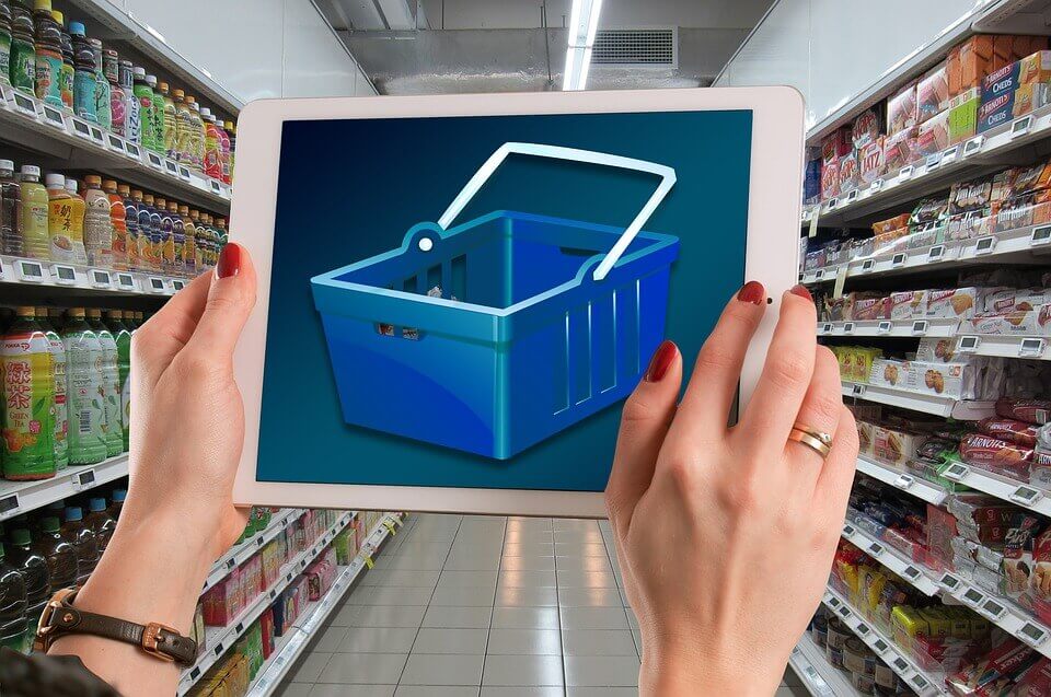 Mujer con una tablet con un carrito