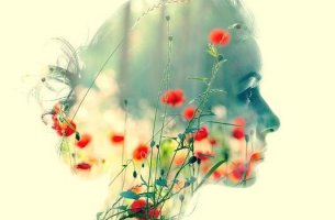 Perfil de cabeza de mujer con flores en su interior