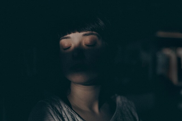Mujer dormida sentada