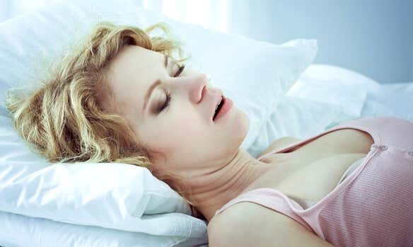 mujer durmiendo representando la depresión atípica