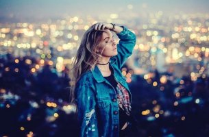 mujer en la ciudad representando la teoría de la felicidad de la sabana