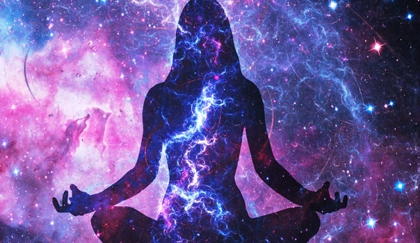 Vrouw die het licht in ons probeert te laten ontwaken