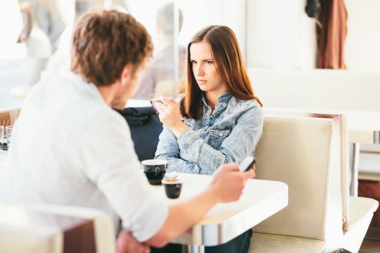 Mujer enfadada con su pareja