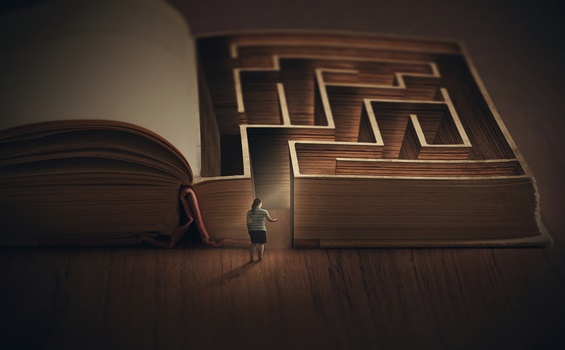 mujer entrando a libro laberinto pensando que todo es muy difícil