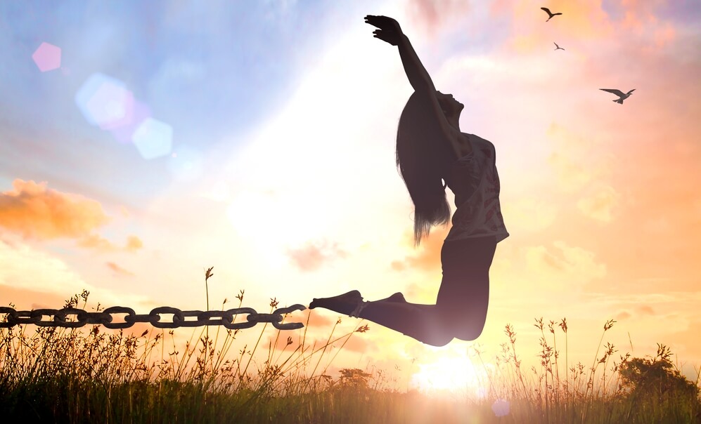 mujer rompiendo sus cadenas representando las frases de Suzanne Powell