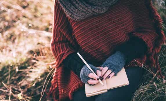 Mujer escribiendo un diario
