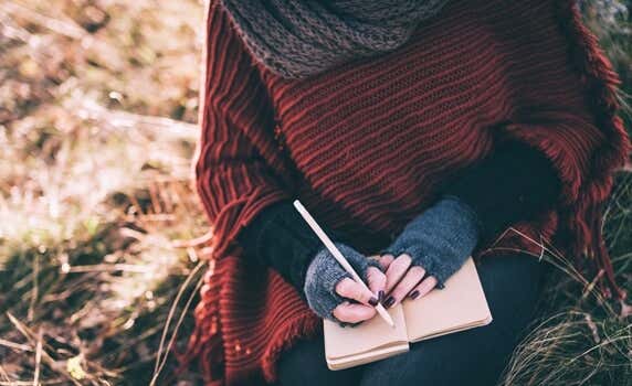 Mujer escribiendo un diario