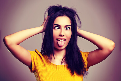 Mujer haciendo el tonto