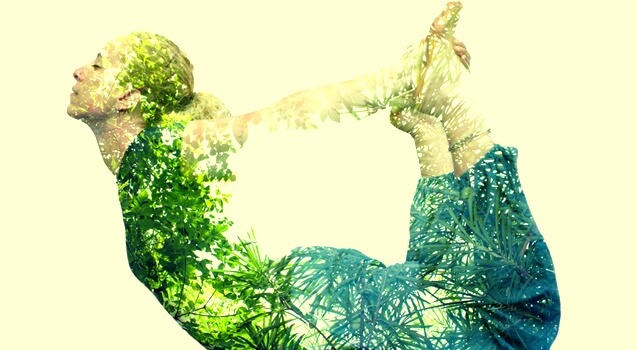 mujer ejecutando postura del yoga para principiantes