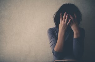 Mujer llorando tapándose la cara