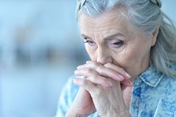 mujer preocupada por no saber aplicar la inteligencia emocional en las personas mayores