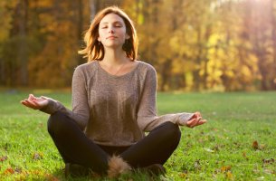 Mujer meditando por el coaching zen