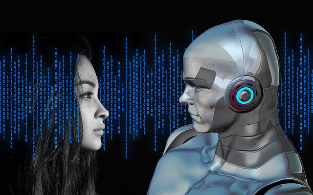 Mujer mirando a un robot
