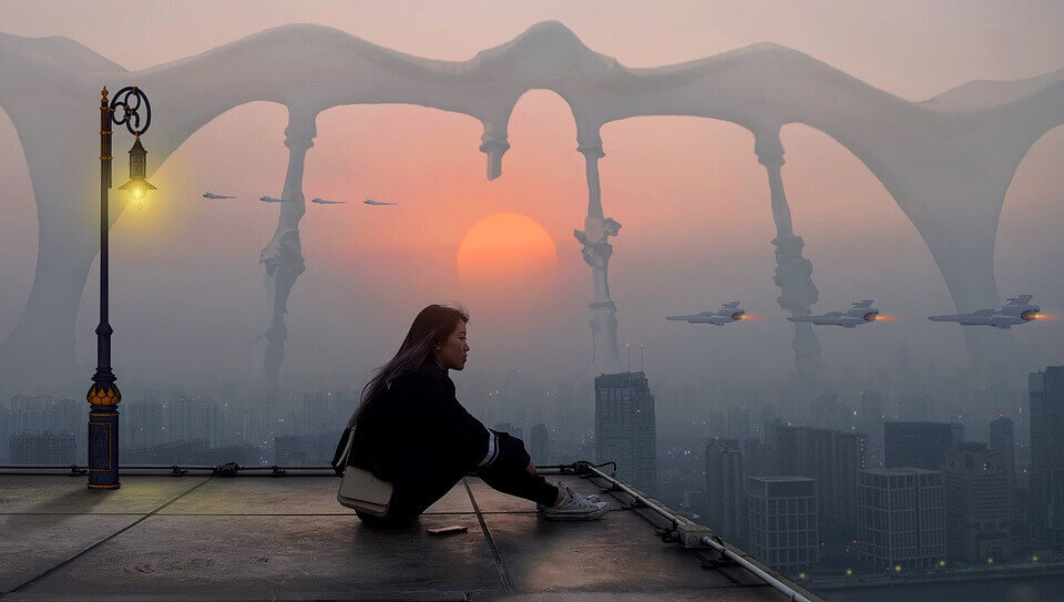 Mujer mirando al horizonte