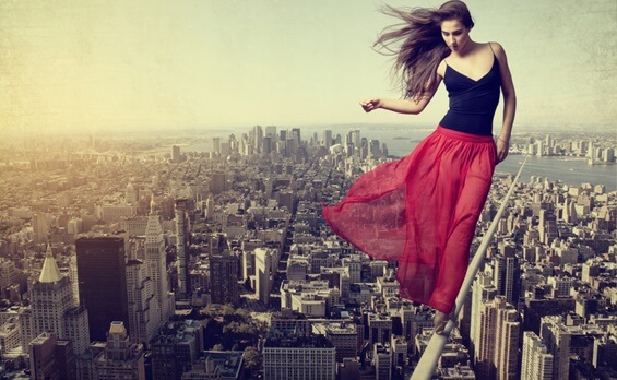 mujer sobre una cuerda simbolizando las frases de José Ingenieros