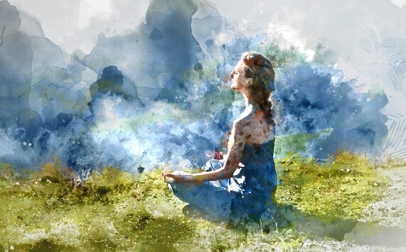 mujer practicando yoga para trabajar su interocepción